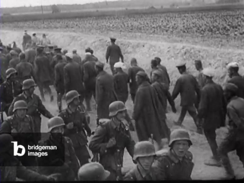Image of Russian prisoners of war run over a pontoon bridge and